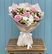 Букет цветов из:  Гвоздики, Орхидеи и Розы в Прохладном