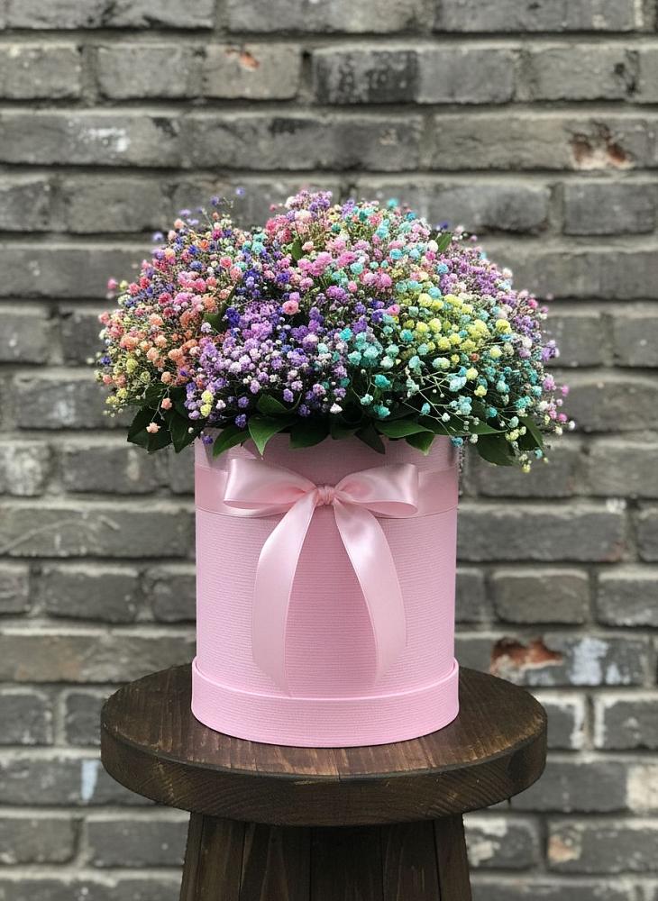 Цветочная композиция из Гипсофила и Розы в шляпной коробке в Прохладном