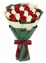 Букет Микс из красных и белых роз в Прохладном