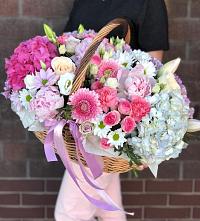 Цветочная композиция из Розы, Хризантемы, Пионы и Лизиантусы в корзине в Прохладном