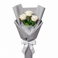 Букет 3 белые розы в Прохладном