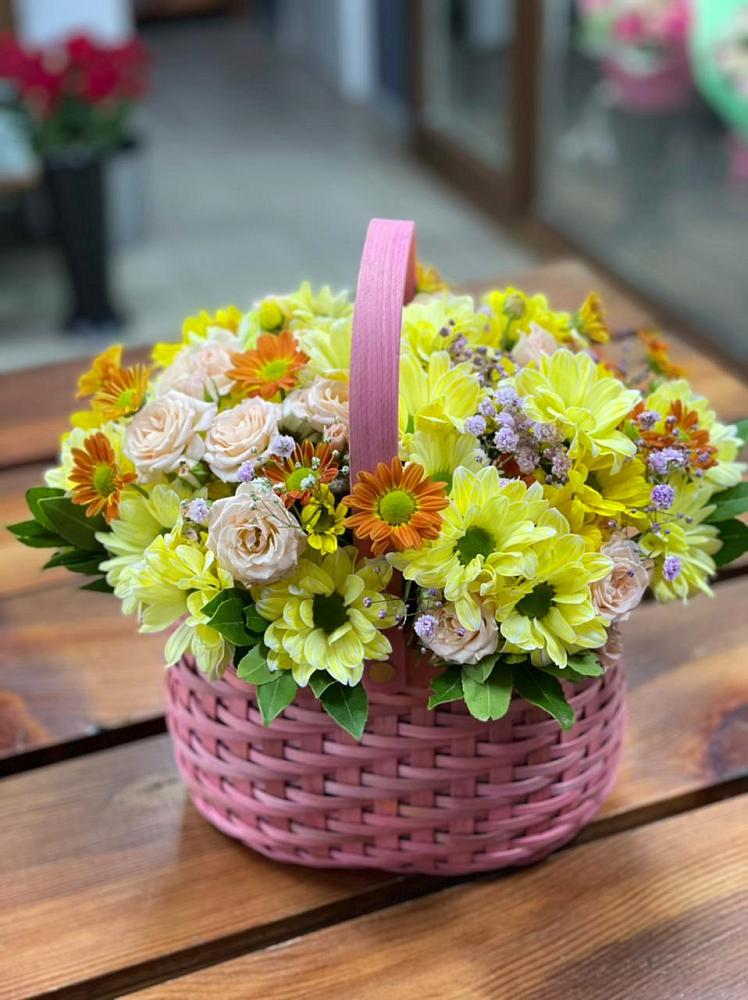 Цветочная композиция из Хризантемы и Розы в корзине в Прохладном