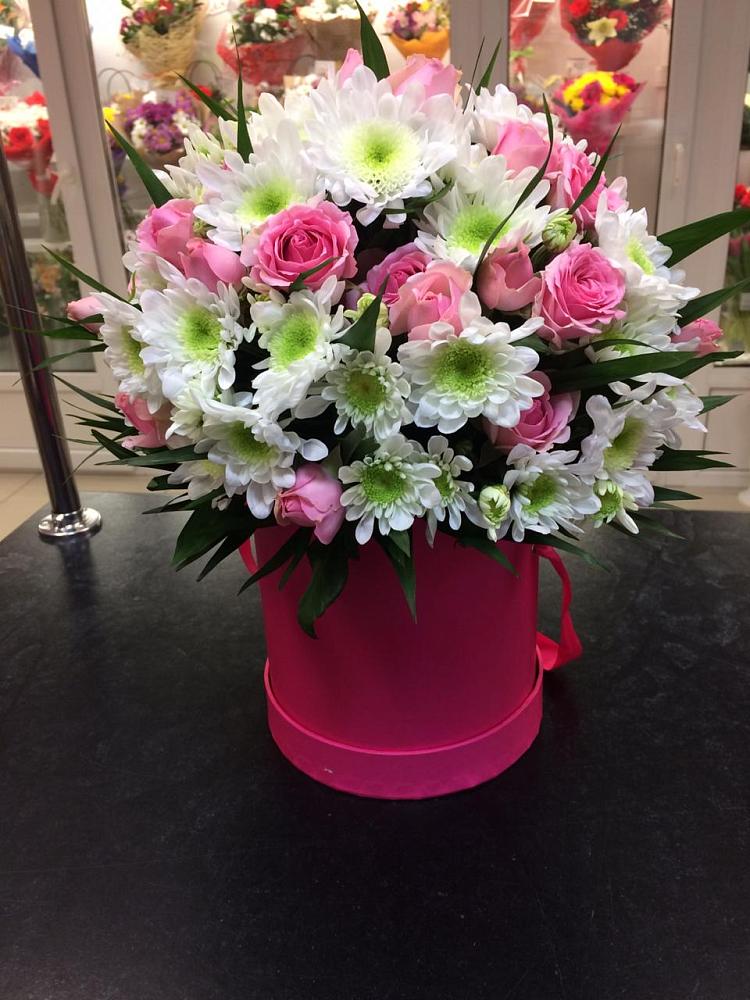 Цветочная композиция из Розы и Хризантемы в шляпной коробке в Прохладном