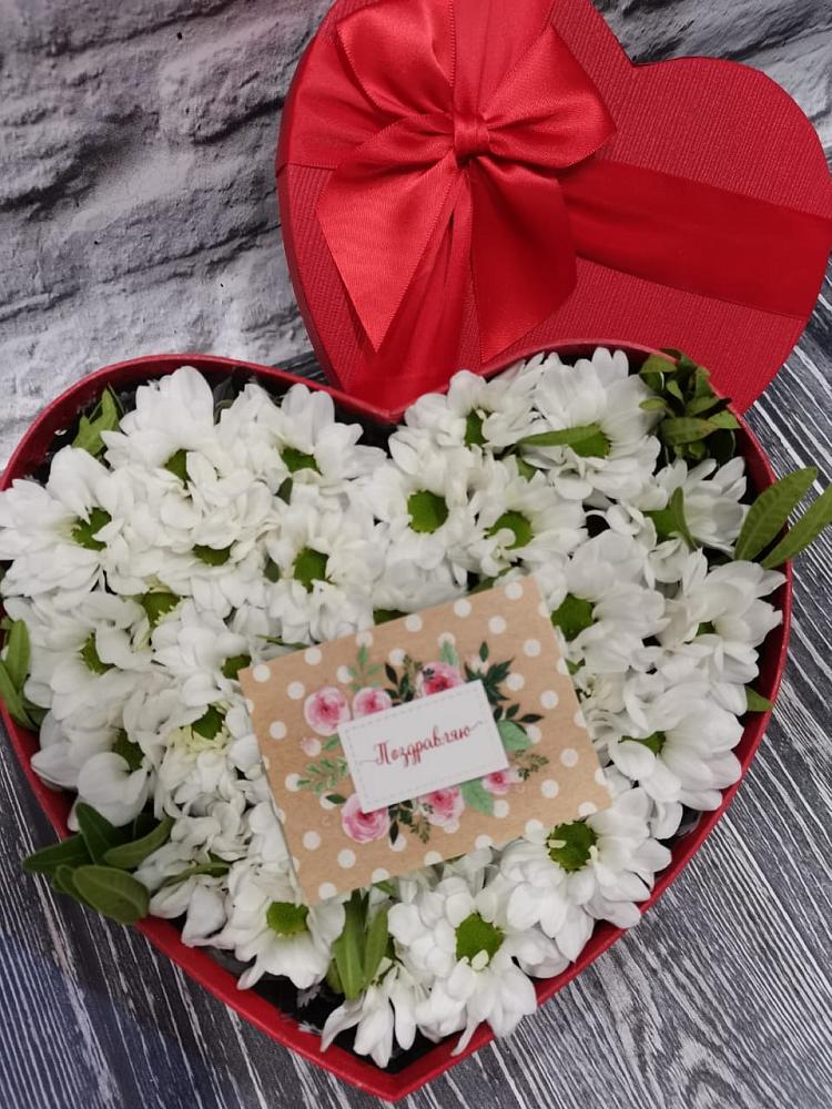 Цветочная композиция из Хризантемы в виде сердца в Прохладном