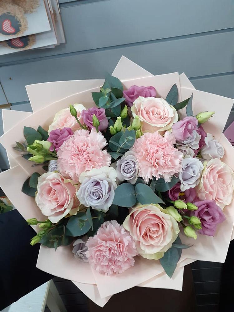 Букет цветов из: Розы, Гвоздики и Лизиантусы в Прохладном