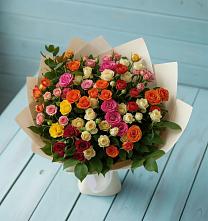 Букет Микс из разноцветных кустовых роз в Прохладном